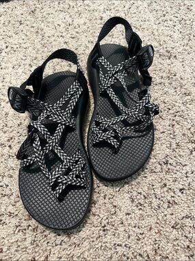Chaco women’s 7 Black & White Patterned Webbing Sandals